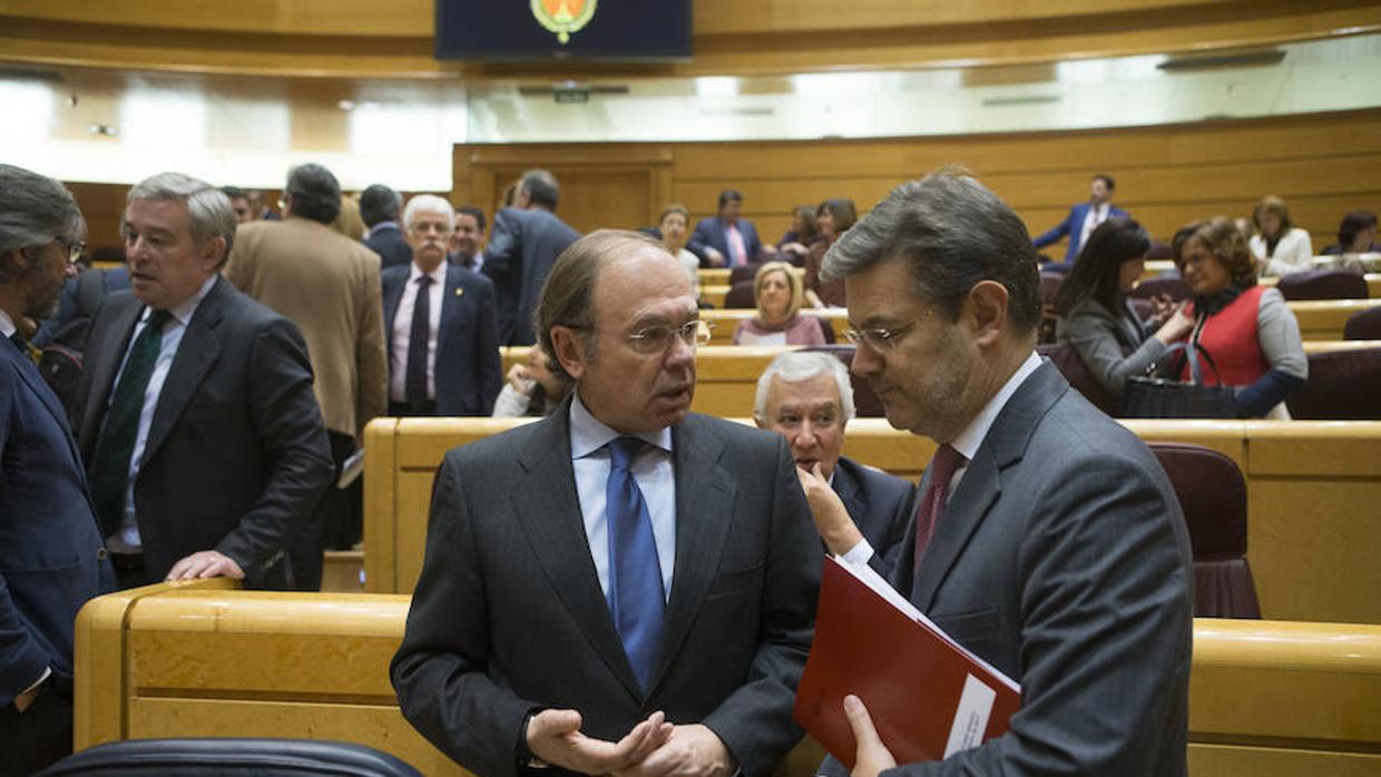 Pío García-Escudero, presidente del Senado, junto al ministro de Justicia Rafael Catalá en la Cámara Alta