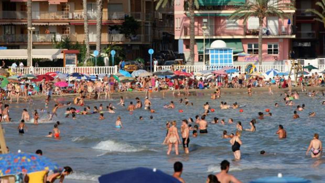 Imagen de archivo de la playa de Torrevieja