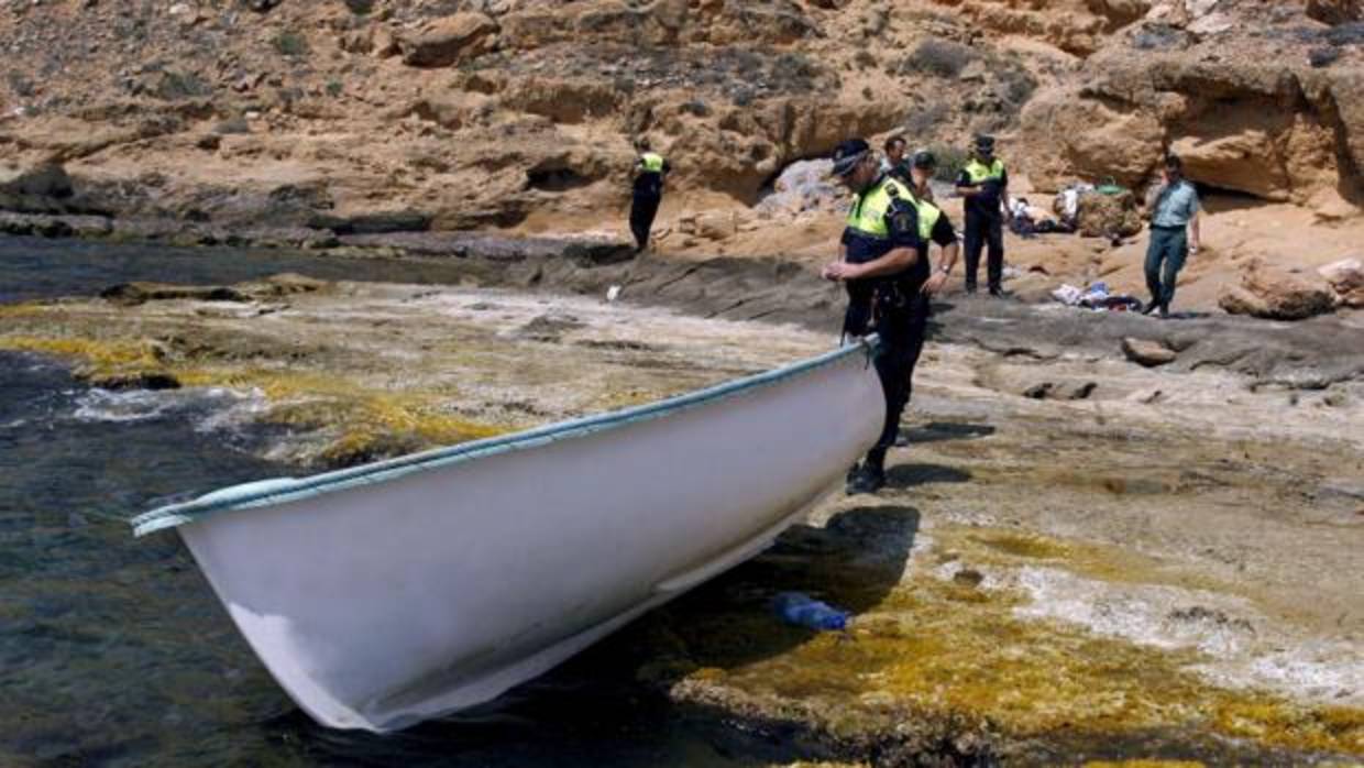 Imagen de archivo de un agente de Policía con una embarcación en Torrevieja