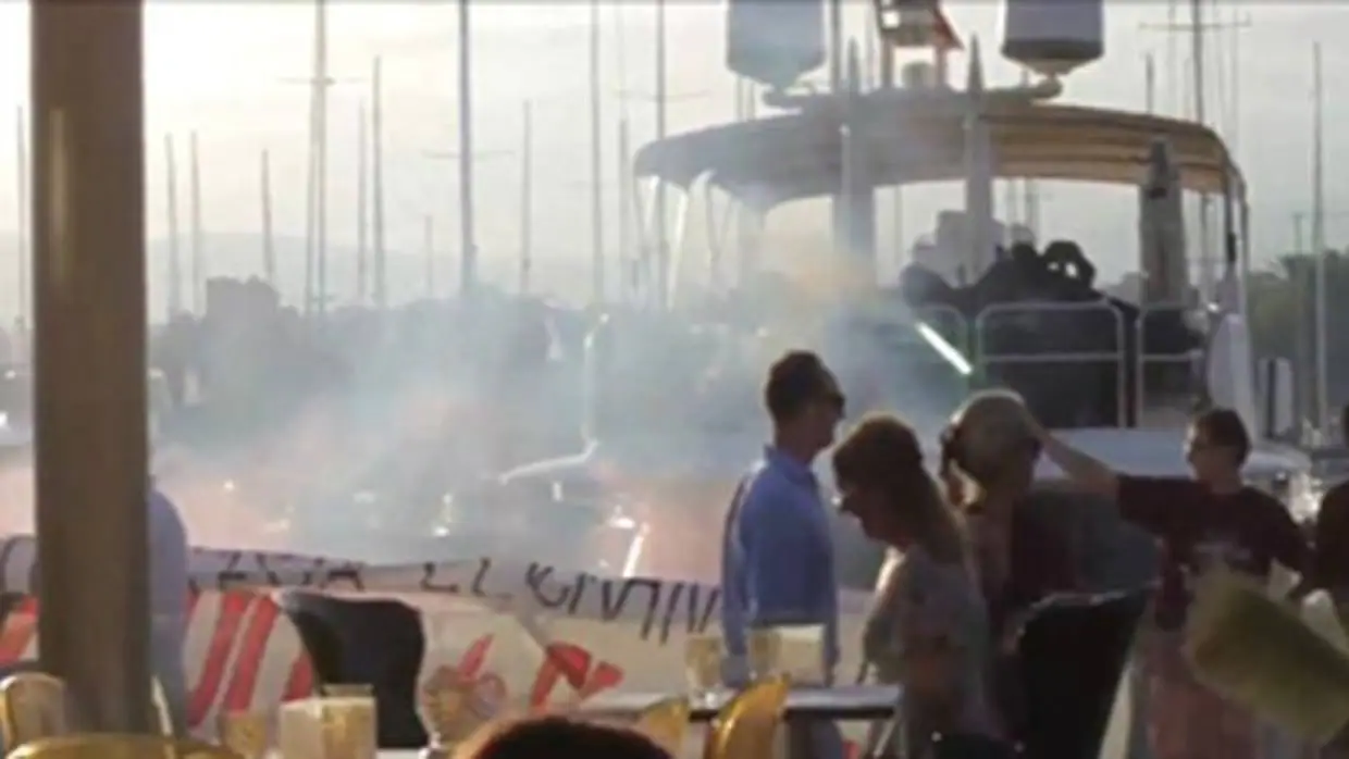 Activistas antisistema se plantan ante un restaurante del puerto de Palma