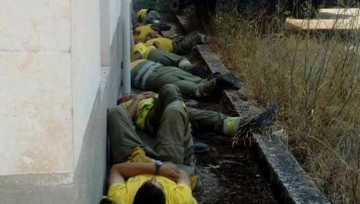 Bomberos del incendio de Yeste descansando tras el duro trabajo