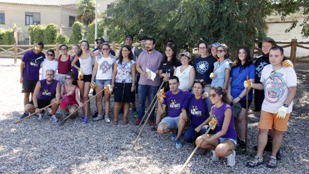 Amores y Sandoval acompañados de algunos voluntarios este jueves el Circo Romano de Toledo.