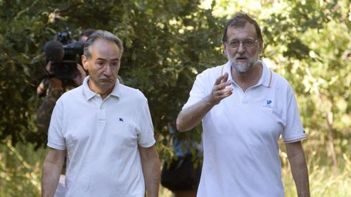 El presidente del Gobierno, Mariano Rajoy , acompañado por el presidente de la Autoridad Portuaria de Marín, José Benito Suárez