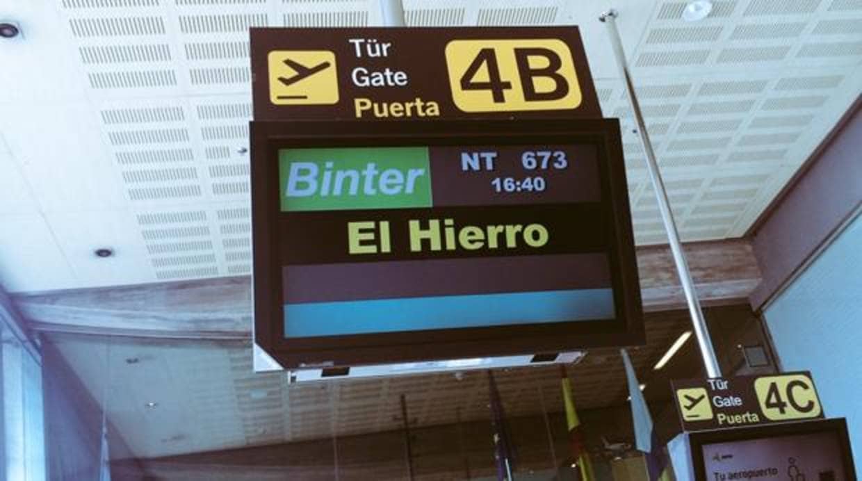 Embarque de Binter Canarias para ir a El Hierro, donde su capital es Valverde (CC), en el ojo de PP y PSOE