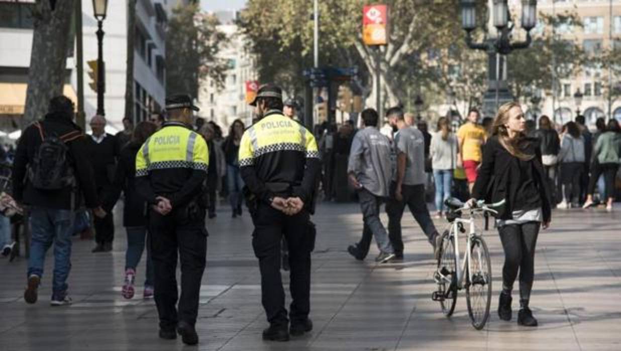 Una pareja de agentes de la Guardia Urbana de Barcelona