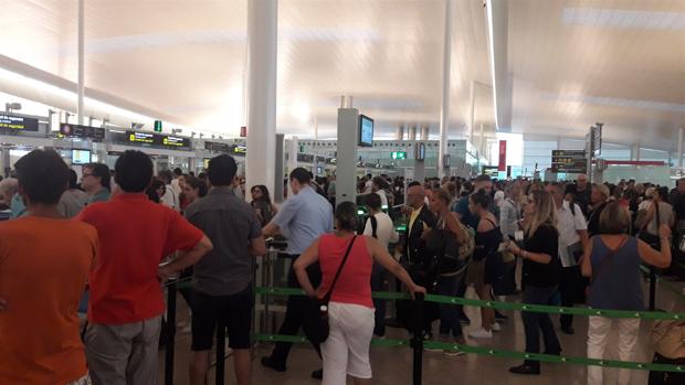 Colas de más de una hora en la primera jornada de huelga parcial en El Prat