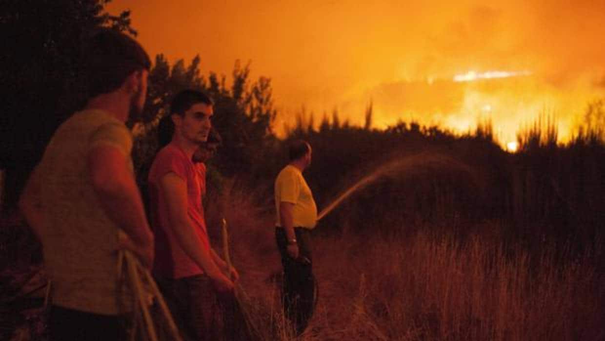 Vecinos de Vilardevós, en la comarca de Monterrei, combaten las llamas durante la noche