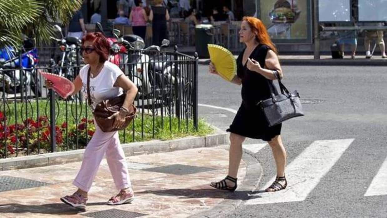 Imagen de archivo de dos mujeres con abanicos en el centro de Valencia