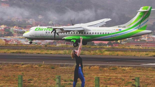 ¿Cómo ligar en un vuelo de Binter si apenas dura 30 minutos?