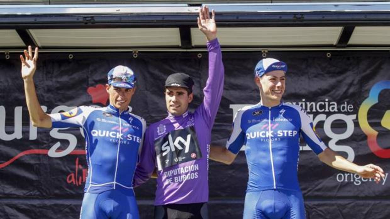 Mikel Landa junto a los ciclistas Eric Mas (i) y David de la Cruz (d) en el podio tras finalizar la última etapa de la Vuelta a Burgos