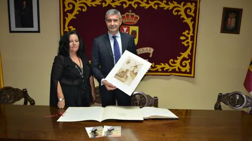 Álvaro Gutiérrez con la alcaldesa de Camuñas, Carmen Cano