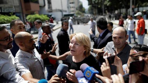 Luisa Ortega atiende a los medios en las calles de Caracas