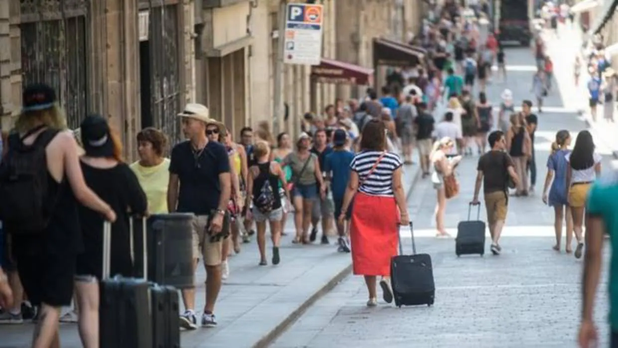 Grupos de turistas desfilan por las calles del centro de Barcelona, esta semana