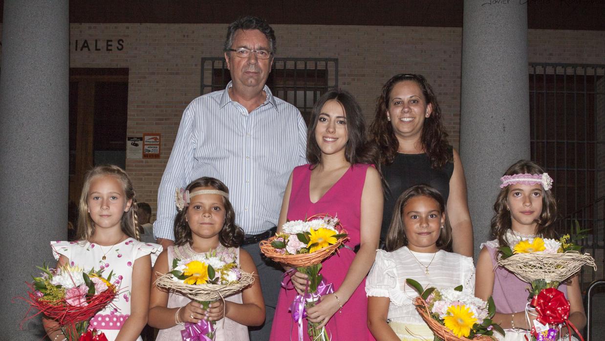 Las Reinas y Damas junto al alcalde de Bargas, Gustavo Figueroa, y la concejal de Festejos, Sandra Hernández
