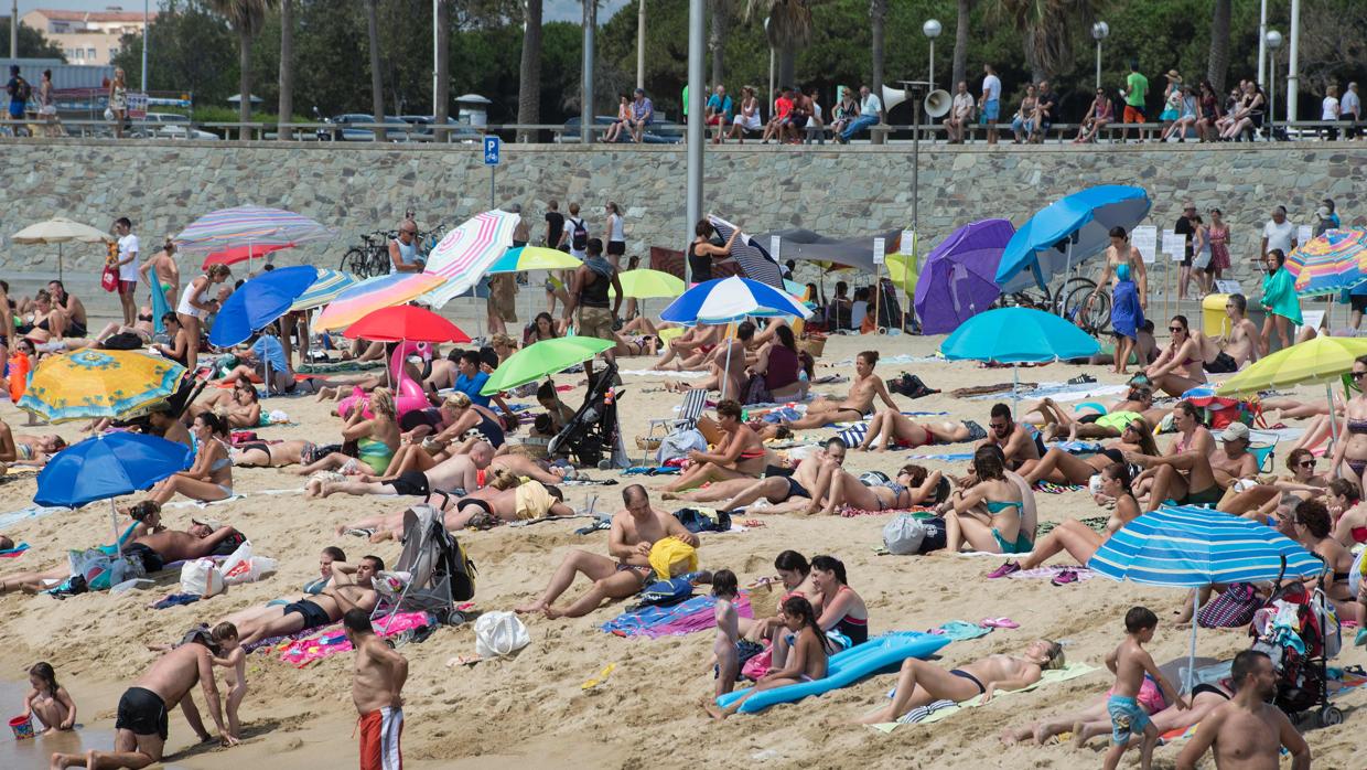 Turistas en una playa de Barcelona