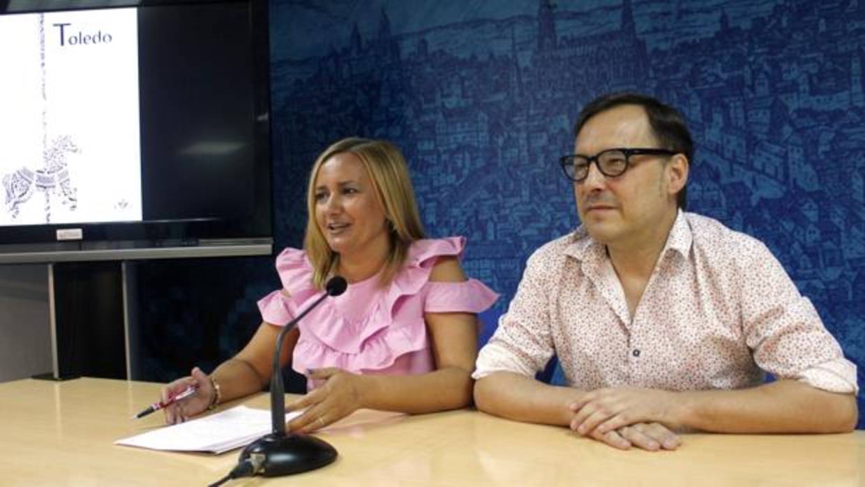 La concejala Puig y el diseñador Sánchez este martes en rueda de prensa.