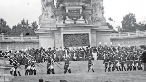 Desfile militar en la inauguración del monumento