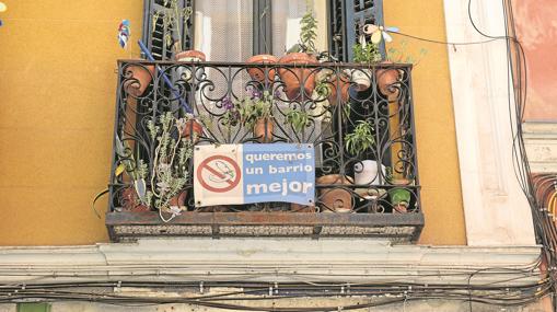 Cartel de protesta en un balcón contra la suciedad del barrio