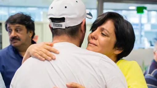 Uno de los supervvivientes se abraza a su familair a su llegada al aeropuerto