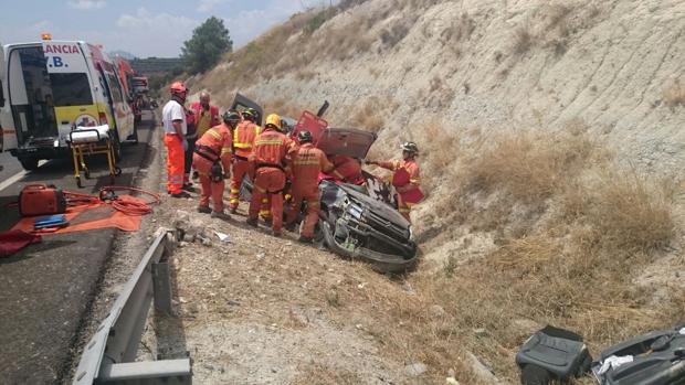 Rescatan a tres ancianos atrapados en un vehículo tras sufrir un accidente de tráfico en Moixent