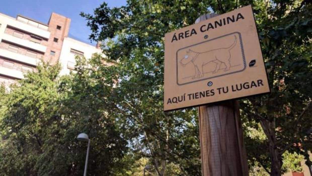 Distintivo de una de las áreas caninas de Madrid