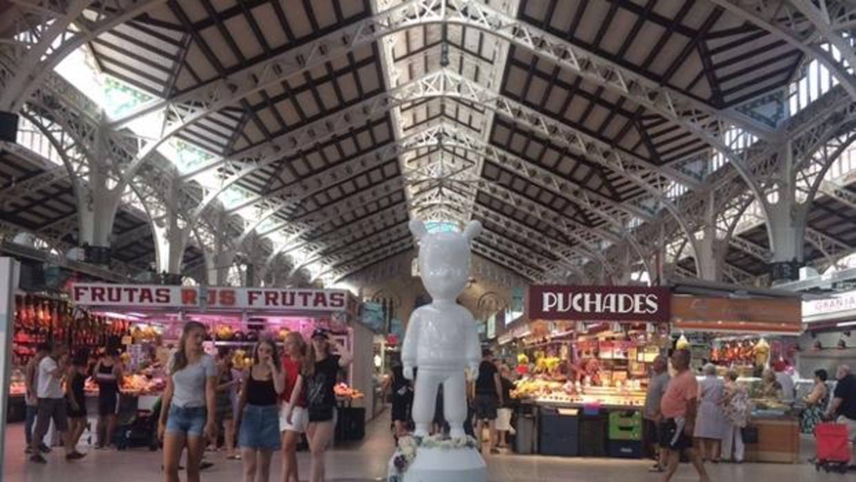 Imagen de la figura de Lladró de cuatro metros expuesta en el Mercado Central