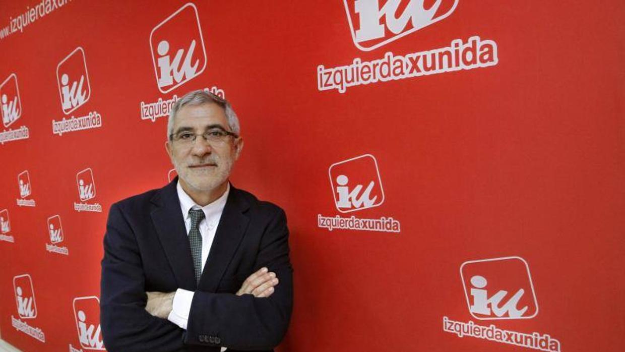 Gaspar Llamazares posa frente a las siglas de IU en Asturias