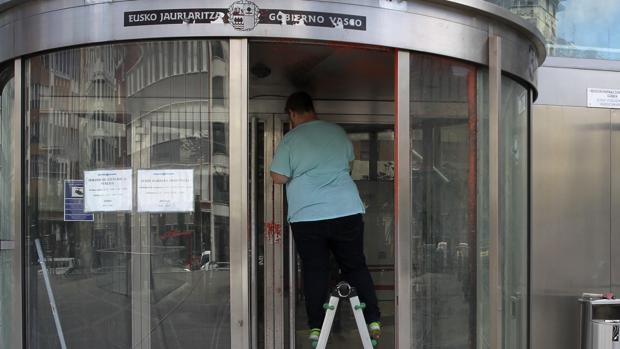 Atacan con pintura roja y pintadas la sede de la Agencia Vasca de Turismo