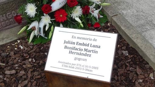 La placa homenaje en Sangüesa a víctimas de ETA
