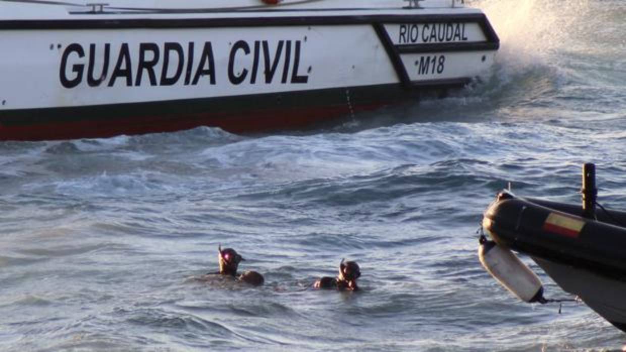 La Guardia Civil saca del agua el cuerpo del inmigrante subsahariano que falleció ahogado