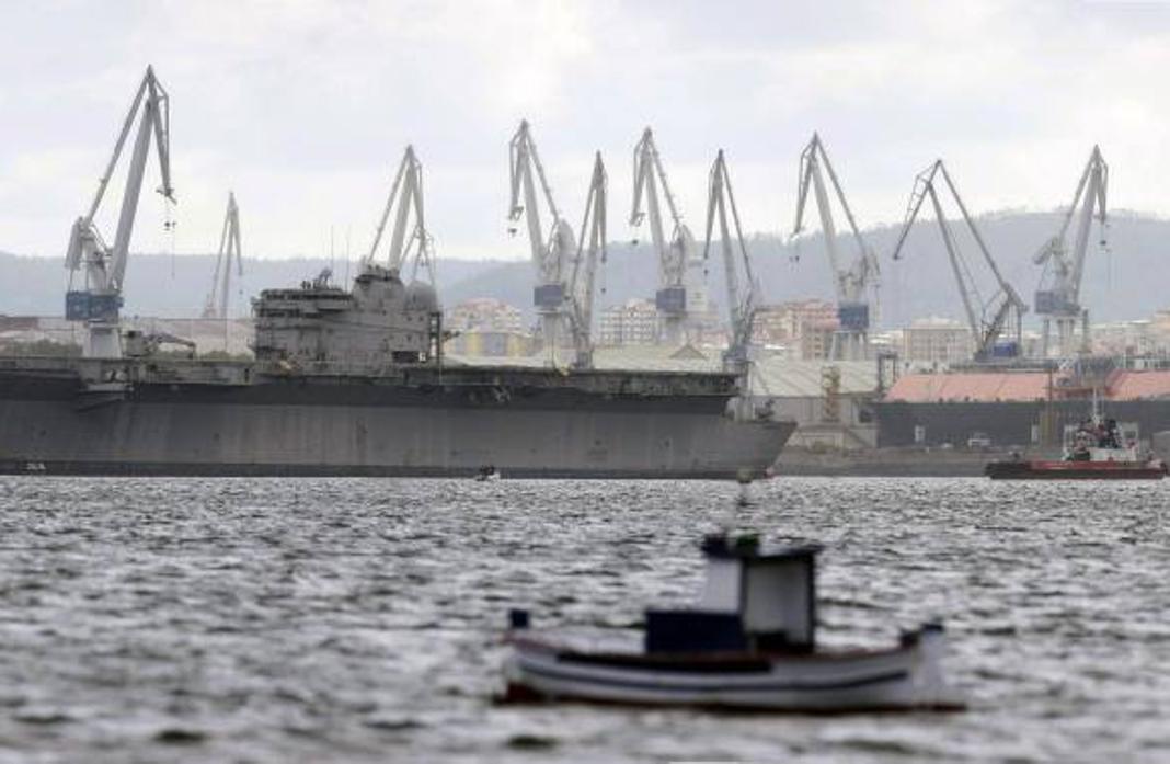 El portaaviones Príncipe de Asturias es remolcado en Ferrol