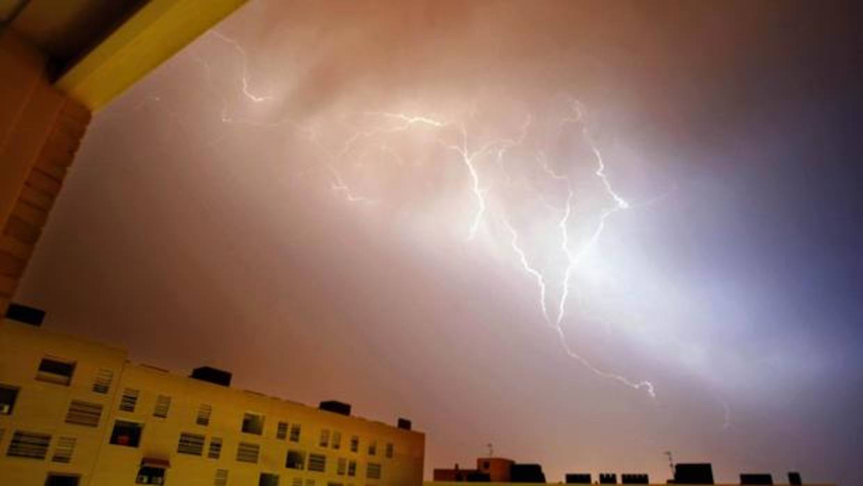 Imagen de archivo de una tormenta en Alicante