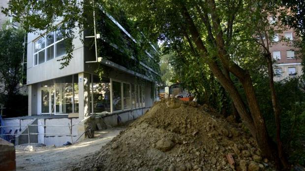 El centro de mayores de la Calle del Pez Austral, en el barrio de la Estrella, aún en obras