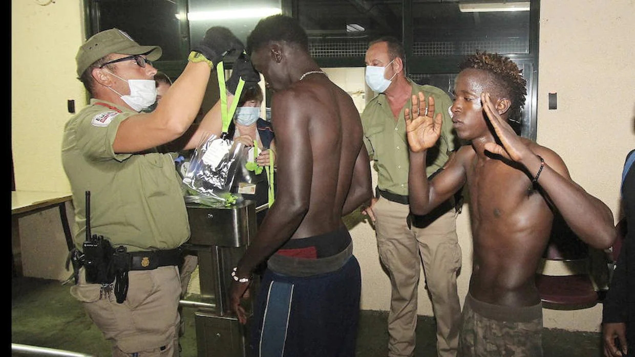 Varios inmigrantes siendo atendidos en el asalto masivo de hace unos días en Ceuta