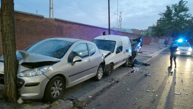 Un conductor ebrio vuelca su coche y choca con dos vehículos estacionados en Valladolid