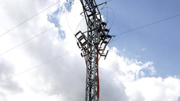 Un adolescente muere en Firgas tras caerse electrocutado de una torre de luz