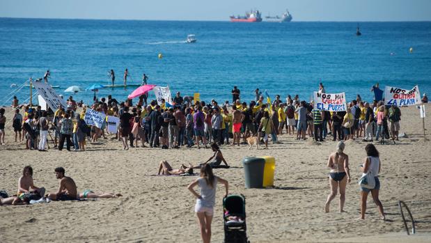 Más de 200 vecinos de la Barceloneta protestan en la playa contra pisos turísticos