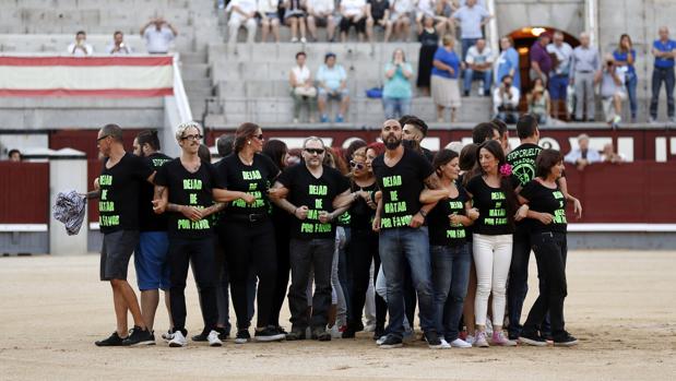 La Policía detiene a 29 antitaurinos que saltaron al ruedo de Las Ventas