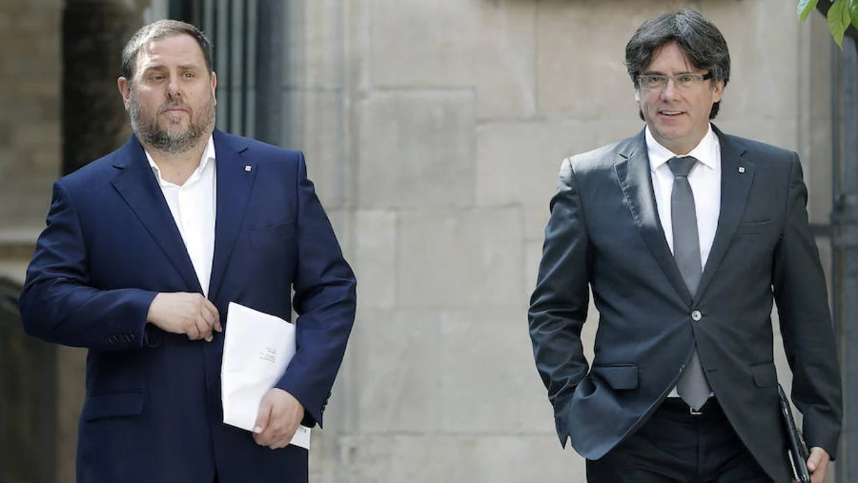 Carles Puigdemont, presidente de la Generalitat, junto a su segundo, Oriol Junqueras
