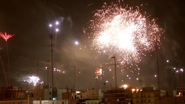 Nit de l'Albà: 400 palmeras y 2.000 kilos de pólvora para vivir un espectáculo único de luz y color