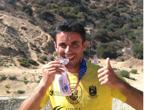 Alejandro Jiménez posa con su medalla y junto al famoso letrero del Monte Lee