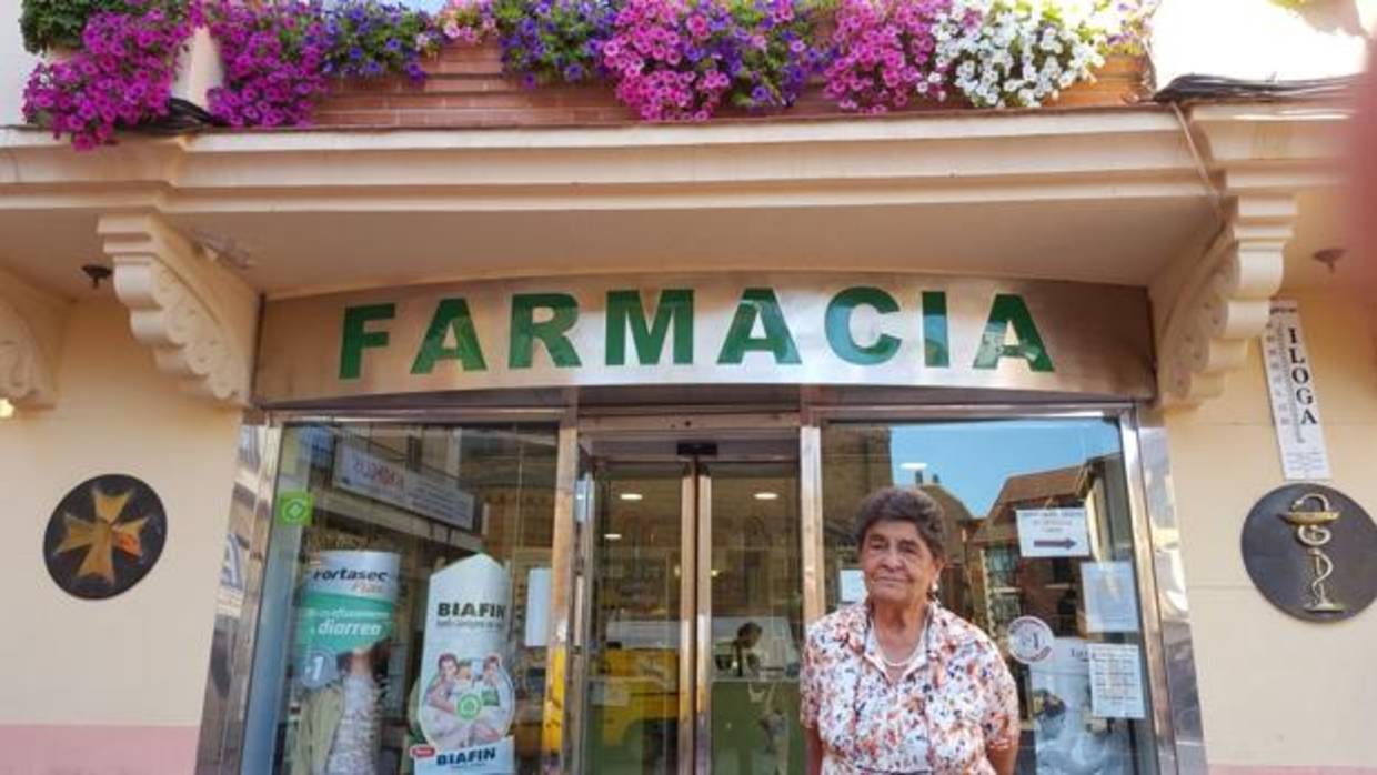 Araceli de la Fuente, frente a su farmacia de Benavente