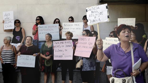 Medio centenar de personas dan su apoyo a Juana Rivas en Valencia