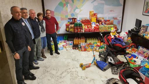Imagen de la donación de alimentos y juguestes a los empleados de aguas de Alicante