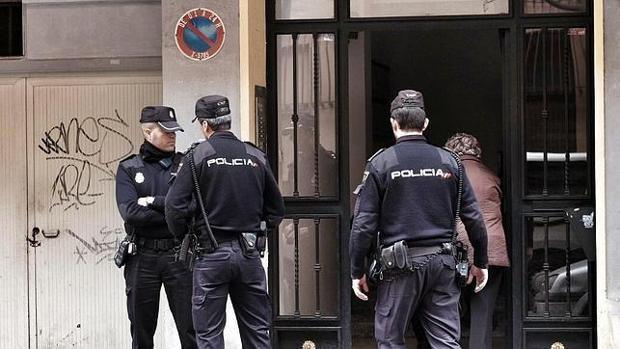 La Policía detiene a dos personas por trece delitos de hurto y 77 de estafa en Valencia