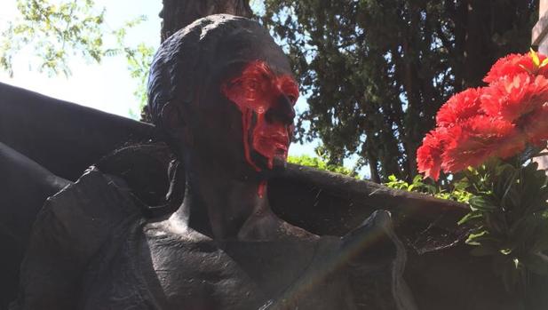 La estatua de Lola Flores con la cara manchada de pintura roja