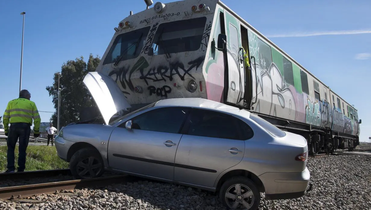 Imagen de archivo: un tren arrolla a un coche en Huelva