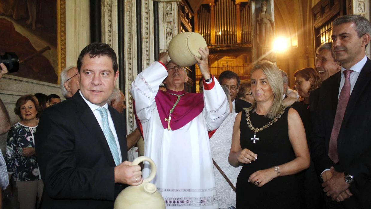 El arzobispo primado bebe del botijo en presencia de García-Page y Milagros Tolón