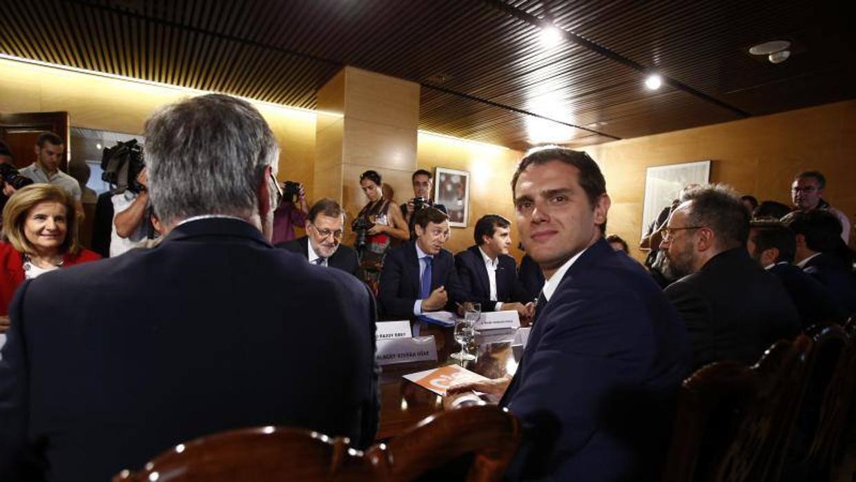 Albert Rivera en la reunión antes de firmar el acuerdo de investidura con el PP