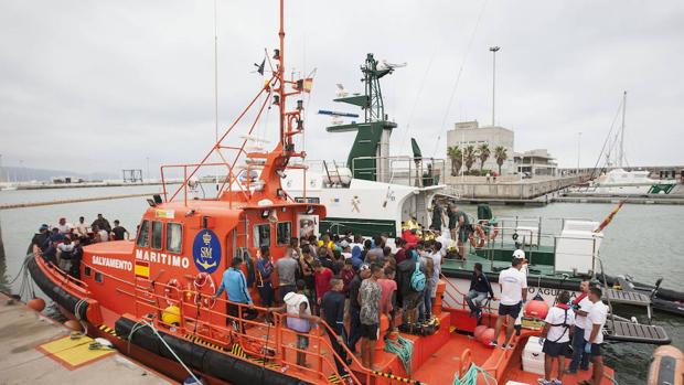 Rescatan a 31 inmigrantes de una patera en el mar de Alborán